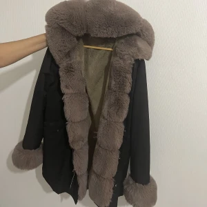 Vinter jacka  - Nu så säljer jag min fina päls jacka som jag köpte från Garoff, den är helt ny den är bara använd 4 gånger och är jätte skön att ha på sig den håller dig även varm under kalla dagar. Den är snygg när man har på sig den. Den passar bra för storlek L och XL