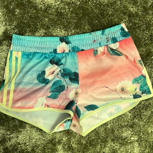 shorts - Blommiga träningsshorts i storlek S, adidas. Aldrig använt.