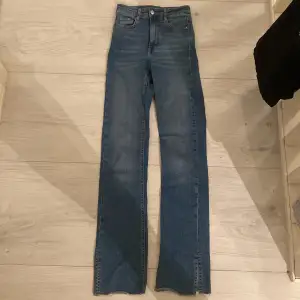 Säljer dessa jeans från Gina tricot, storlek xs, sydda längst ner i benen med en slita också, highwaist! (Ej fri frakt) 