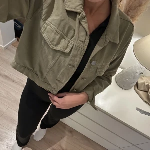 Jeansjacka  - Säljer denna fina jeansjacka från Gina tricot i storlek M. Endast använd några fåtal gånger. 