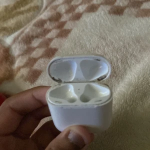 AirPods box - Helt sådär skick den funkar har tappat bort airpodsen 
