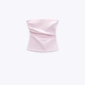 zara topp - Säljer nu den här sjukt snygga toppen från zara😍😍  säljs för att den är för liten, aldrig använd och den är i ny skick.  Pris kan diskuteras 