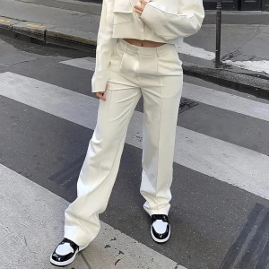 Kostymbyxor NAKD  - Ett par vita kostymbyxor från Hanna Schönbergs kollektion med Nakd. Storlek 34 men passar som en 36. Midjan är medelhög. 