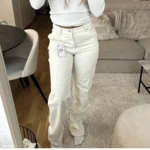 Cargo byxor  - Vita cargobyxor från mango, köpt från Plick som aldrig var använda och som inte har kommit till användning och är fortfarande oanvända med lapp kvar, storlek 32 💓