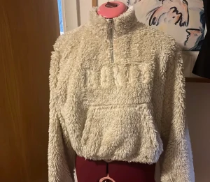 Lurvig tröja - Lurvig barn tröja  Har en liten rosa fläck vid dragkedjan knappt synlig Storlek 170