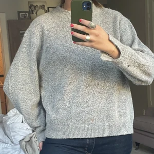 Grå tröja🤍 - Super snygg grå tröja🤍 den är i gott skick och är jätte skön att ha på sig!