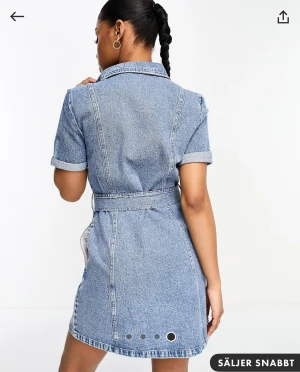 Stradivarius - Ljusblå skjortklänning i denim med korta armar - Nytt skick! Ej använd. Säljer på grund av fel storlek. Tight och fin klänning. Från Stradivarius. Storlek XL, men liten i storlek. Köpt för 500 kr, säljer för 350 kr. 