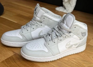 Air jordans 1 mid - Camo grey - Sparsamt använda skor, endast ett fåtal gånger. Kostar just nu 4000kr i butik