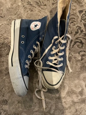 Converse  - Skosnörena är lite sönder som man ser på bilden men det ör bara att byta skosnören och den är dem lite smutsiga men det kan man ta bort allt som är lite fel är med på bilderna. Kontakta gärna vid frågor❤️ 