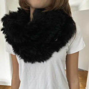 Buff - Så himla skön och snygg fejk päls buff. Perfekt nu till höst och vintern!! Finns en defekt, skriv privat för bilder🥰därav priset:)