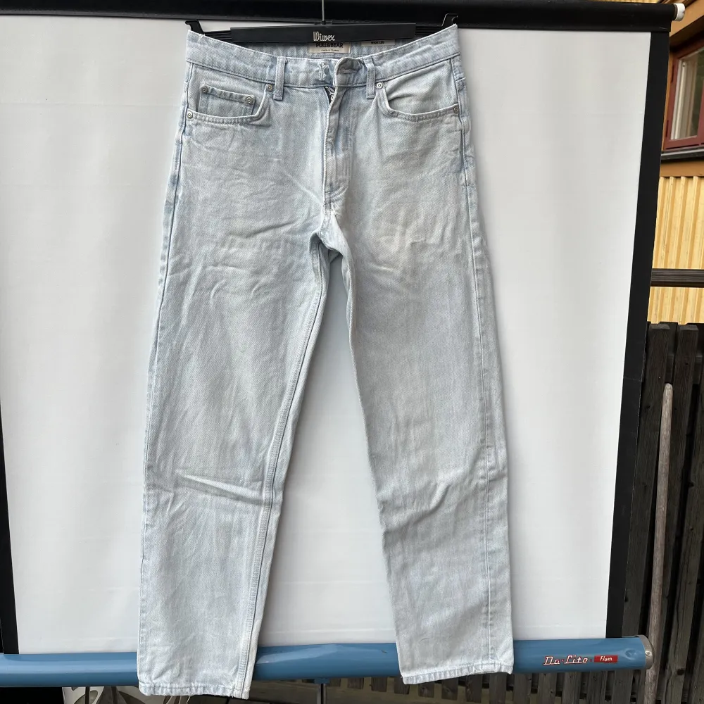 Säljer ett par ljusblå jeans från pull and bear. Knappen i midjan saknas men funkar som vanligt om man har bälte, annars i hyfsat bra skick. Storlek 36 vilket är ca xs Skriv gärna vid frågor. Jeans & Byxor.