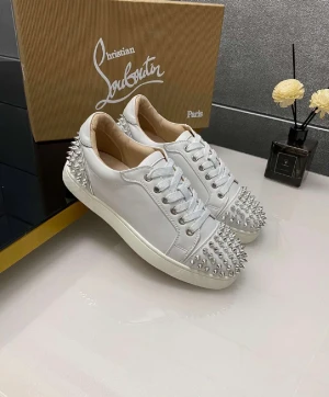 Vita loubs med metall nitar! - Vits loubs! Box, dustbag, kvitto medföljer med skorna! Kan gå ner i pris vid snabb affär.