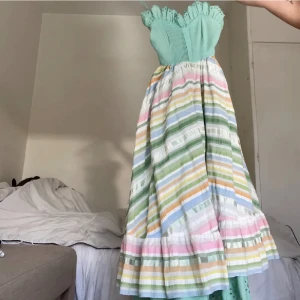 Pastellklänning  - En supersöt pastellfärgade klänning ,passar perfekt nu till sommaren eller midsommar! Den har massor volanger, precis som en prinsessklänning! Tyvärr lite för liten för mig! Annars en stor favorit 