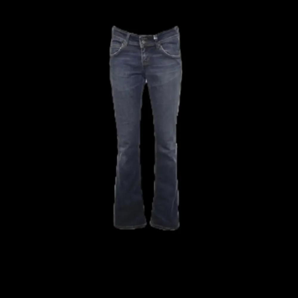 Jätte fina lowwaisted Lee jeans som tyvärr inte passar mig ❤️ Midjemått ca 80. Jeans & Byxor.