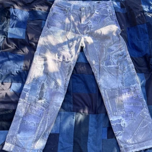 Jeans med mönster - Jätte snygga jeans som verkligen sticker ut men ändå inte, perfekt för dig som vill prova nått nytt än vanliga baggy jeans! Midjan rakt över 45cm, total längd 108cm. Dm vid frågor