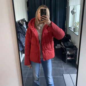 Fodrad dunjacka vero moda - BILDERNA ÄR LÅNADE!! Säljer en exakt likadan röd fodrad jacka från vero moda. Har inga defekter alls ❤️ Nypris 550!
