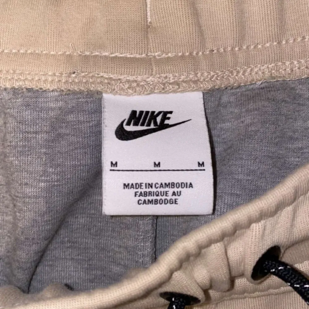 Ett par oanvända och sköna Nike tech flecce byxor som är medium men passar för small också pris kan gå ner vid snabb affär . Jeans & Byxor.