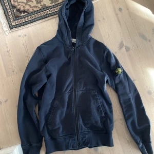 Stone island hoodie  - Den är i bra skick i junior size vilket passar s-m i storlek