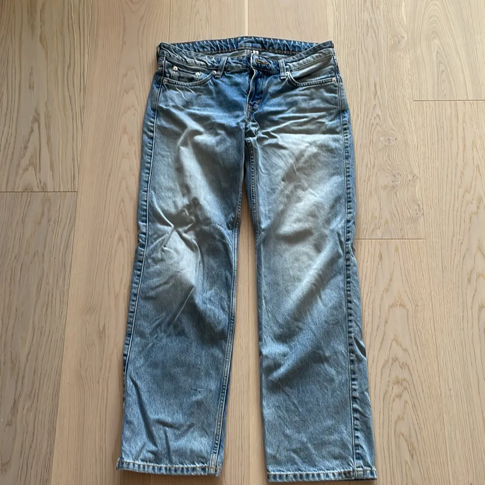 Arrow low jeans från weekday. Använda enstaka gånger men inga täcken på användning på jeansen. Ordinarie pris 500kr. Vill bara bli av med dom kom gärna med ett prisförslag om du har någon idé om pris. . Jeans & Byxor.