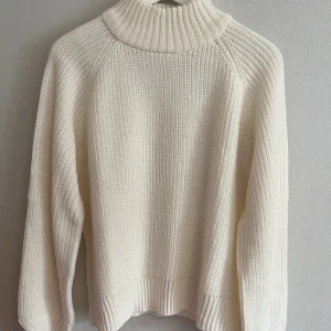 Vit stickad tröja - Stor stickad tröja med lite hög hals, perfekt inför hösten 