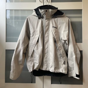 Vintage Jacka - ASCOOL Vintage Peak Performance Jacka i mycket fint skick!! En jacka i grym kvalite & med Gore-Tex!! Jackan har även luva, bra fickor samt är justerbar i midjan, luvan och kring handlederna. En grym och ikonisk jacka! Stl Xs, passar oxå S. 