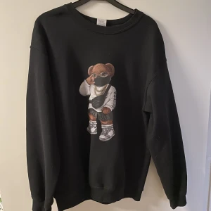 Tröja Fashion Bear Medium - Tröjan är i bra skick, köptes för 800kr.  Färg: Svart  Storlek: Medium 