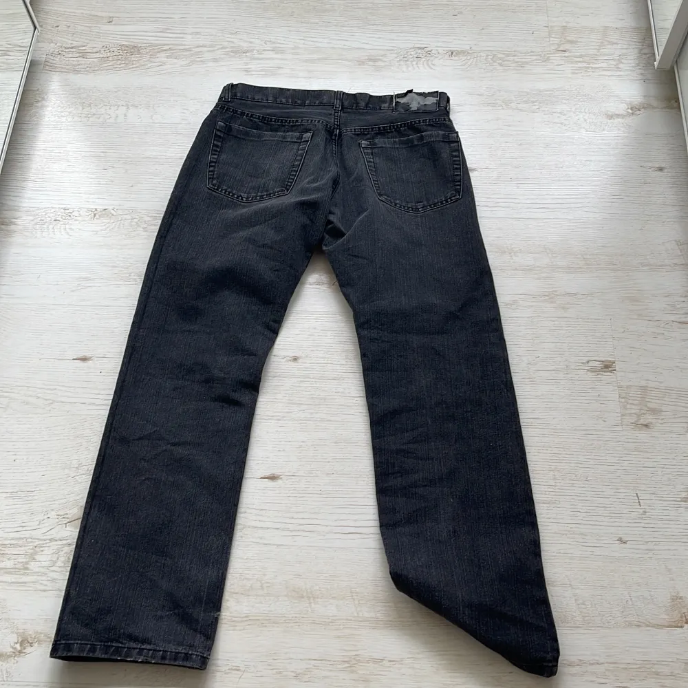 riktigt feta svarta batistini jeans i storlek W:33 L:32, säljer pga att dem inte kommer till användning dem ända flawsen är att batistini taggen bak är sliten och dem har ett litet hål vid fickan men man kan knappt se de. Jeans & Byxor.