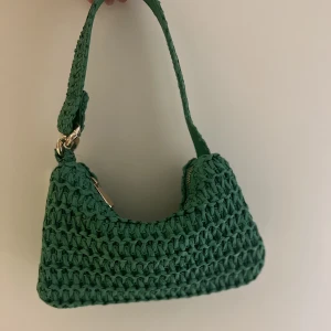 Axelväska  - Säljer en axelremsväska i flätat pappersstrå ifrån hm! Prislapp sitter kvar köpt för 199kr 