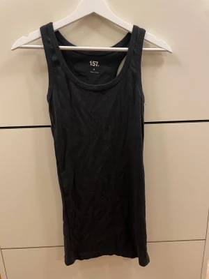 Fin klänning  - Fin svart basic tröja, bra på sommaren. Jättebra skick, nästan aldrig använd. 