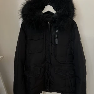 Hollies jacka  - Hollies Livigno Jacka storlek 42  Jättefin jacka som jag varit rädd om och som jag nu vill sälja.   (Köpt för 3 799kr)
