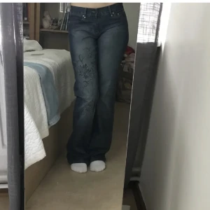 Jeans med coola sömmar  - Säljer dessa pga att de inte längre kommer till någon användning! Dem är i bra skick!  Midjemått: 37,5