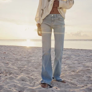 Zara jeans - Helt oanvända Zara jeans med flare💕