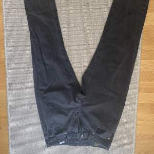 Baggy valient jeans i storlek M Använda väldigt lite.