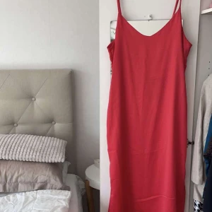Röd långklänning  - En röd långklänning som aldrig kommit till användning! 