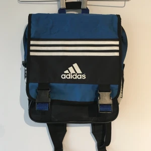 Blue Adidas ryggsäck  - Good condition. Rymlig 