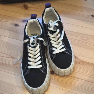 Eytys Odessa Sneakers - Svarta Eytys odessa sneakers som bara använts 2-3 ggr, ser nästan helt nya ut. Nypris är 1700kr. Strlk 41 