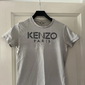 Kenzo t-shirt - Jag säljer denna t-shirt då jag har vuxit ur den. Inköpt ca 2 årsen för 500kr. Den är väl använd men märks inte av på den. Frakt tillkommer eller mötas upp i Växjö. Vid snabb affär kan priset diskuteras.