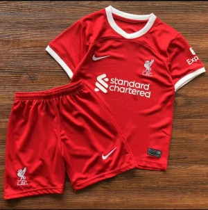 Liverpool T-shirt  - Jag säljer ett par nya Liverpool T-shirts tillsammans med shorts för endast 559 kr. Leveransen tar ungefär 2 veckor. Eller så kan vi mötas upp i Västerås. Finns i alla storlekar. 