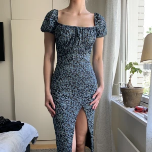 Klänning - En blåblommig klänning i storlek 36 från Missguided. Sitter jätteskönt och är i väldigt bra skick då den bara använts ett par gånger. 