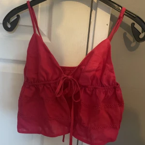 Rosa knyt topp - Älskar denna topp. Säljer eftersom att den är för liten för mig. Den är även helt oanvänd. Passar perfekt nu till sommaren.💕💕