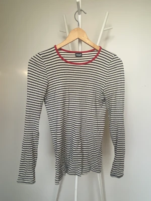 Nørgaards PAA Strøget topp - En randig tröja i svart, vit och röda detaljer från Nørgaards PAA Strøget i one size  Som helt ny Pris kan diskuteras 