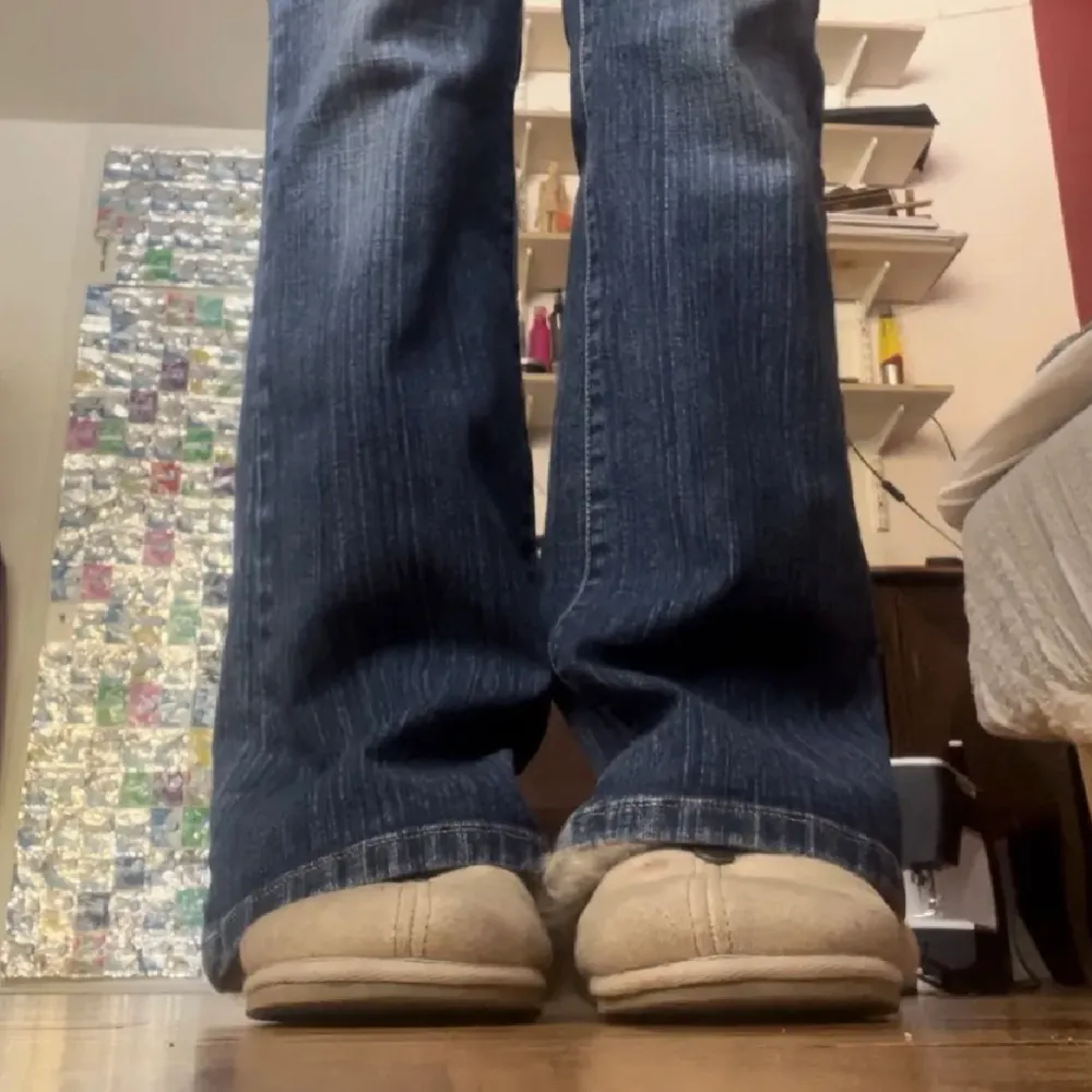 Säljer nu dessa jätte snygga lågmidjade bootcut jeans köpta här på plick. Står att storleken är 40, men sitter perfekt på mig som brukar ha S // Xs. Säljer då de ej kommer till användning längre😄 ‼️inte mina bilder, kan även mötas‼️. Jeans & Byxor.