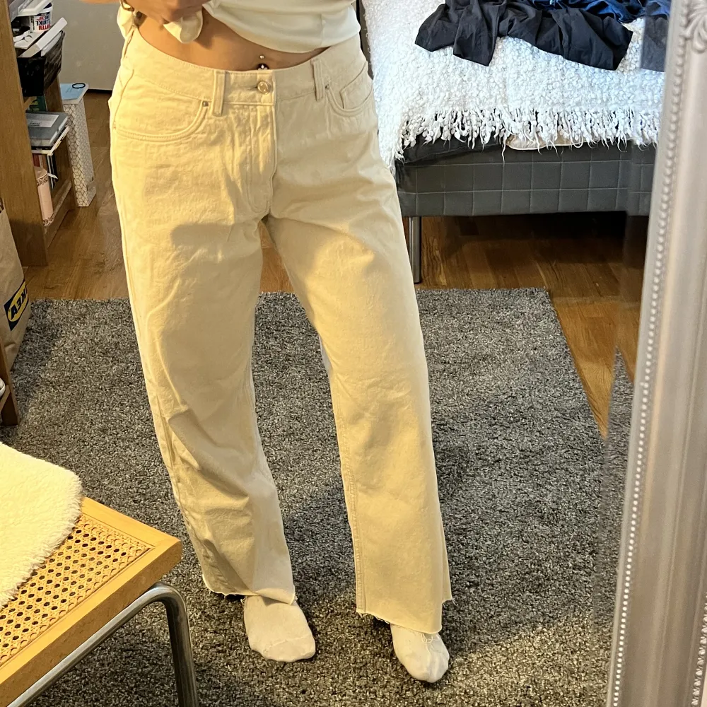 Vita nästan oanvända jeans. Raka/vida i passformen. Säljes pga tycker de är för stora på mig. Jeans & Byxor.