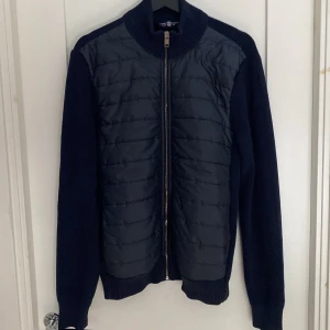 Cardigan  - Cardigan i fint skick, använd fåtal gånger. Från Jimmy Sanders och är i färgen Navy. Skriv för fler bilder😁nypris 2000!