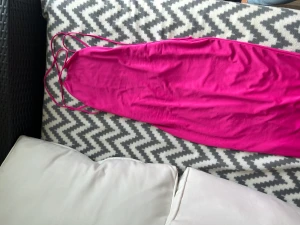 Oh Polly klänning  - Oh polly klänning med öppen rygg. Sitter tight och har en fin rosa färg. Inte använt, därav sitter också prislappen kvar. 