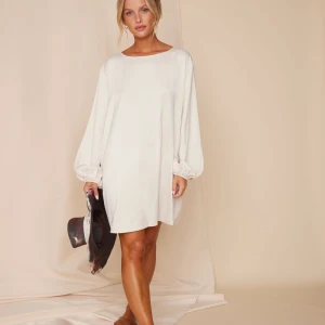 Champagnefärgad klänning - Line of Oslo klänning. Aldrig använd och i toppenskick! Nypris 999kr.💕