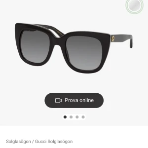 GUCCI SOLGLASÖGON  - svarta glasögonen från gucci med gulddetaljer, medföljer fodral, duk och en påse till glasögonen, nypris ligger på 2000-3000kr