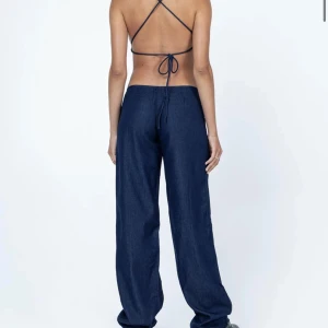 Set princesspolly - Ett denimliknande set från princesspolly! Så fint men tyvärr aldrig kommit till användning. Aldrig använt endast provat. Topp xs och byxor S, men båda passar mig som vanligtvis har s. Beror på hur man vill att det ska sitta. 350kr för båda delarna 