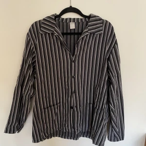 Skjorta - Skjorta köpt second hand. Väldigt skön och avslappnad. Osäker på storlek men tror den passar de flesta beroende på önskad passform