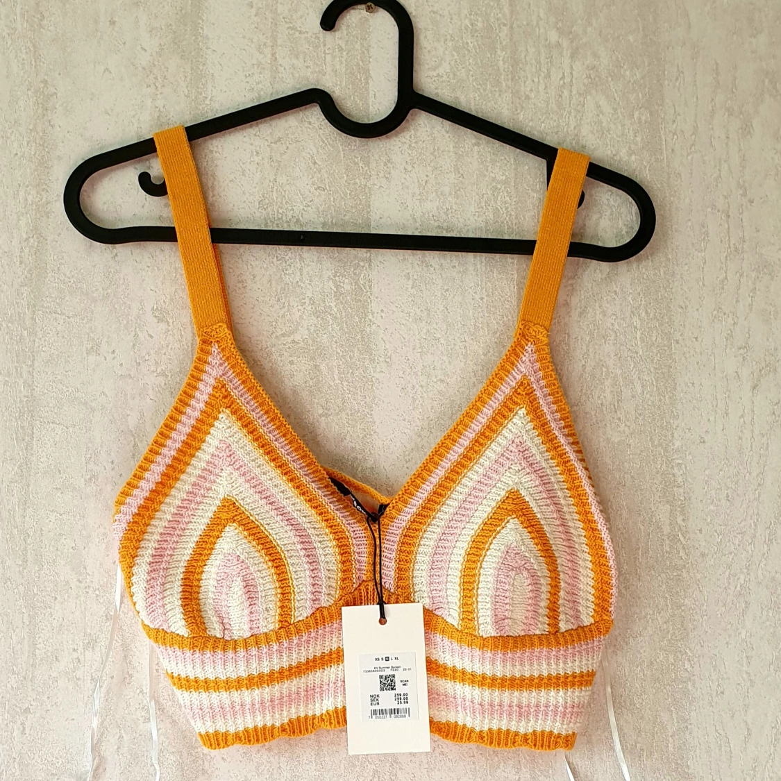 En fin crop top från bikbok för 100kr